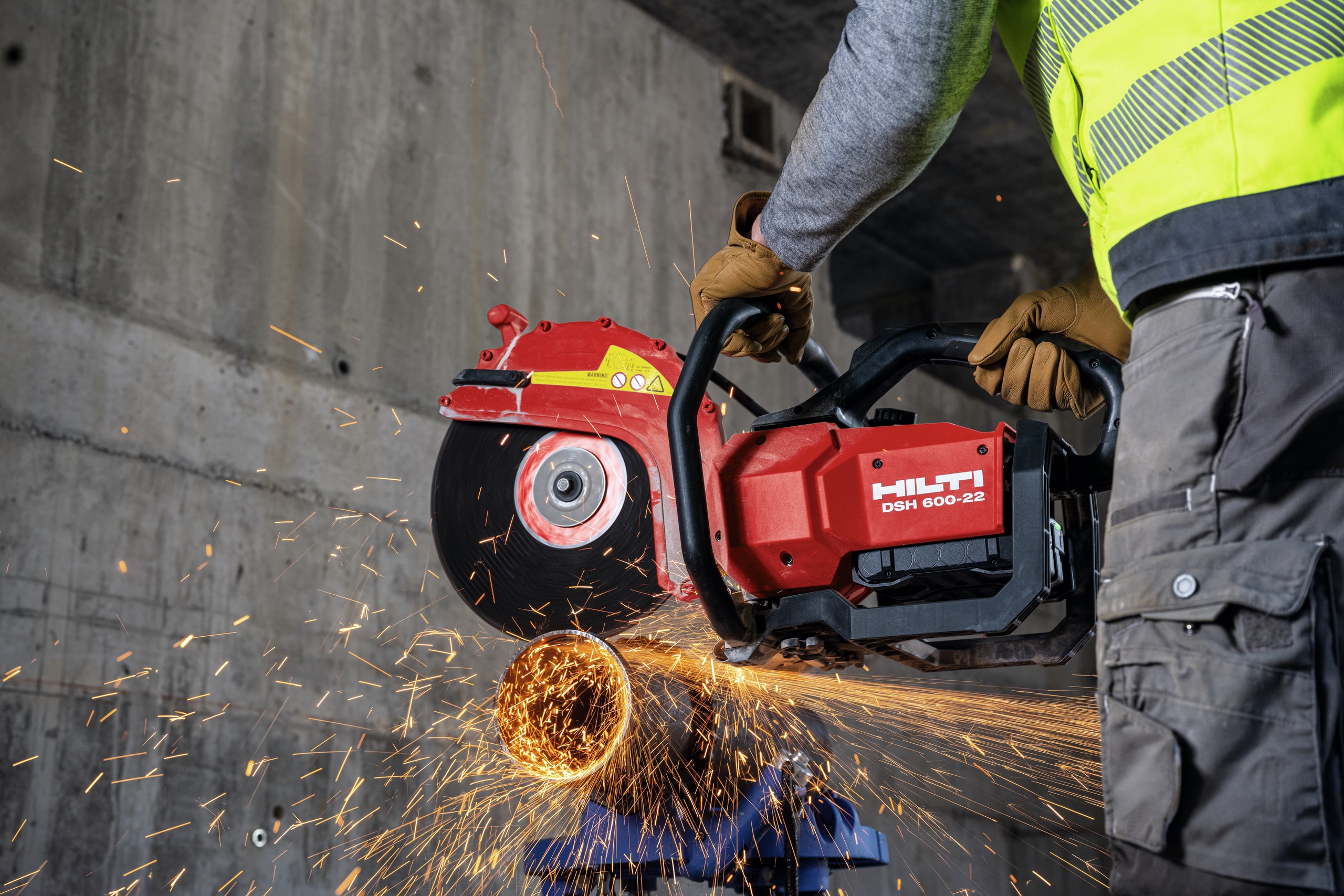 Worker cutting metal pipes with DSH 600-22 with abrasive blade and B 22-170 