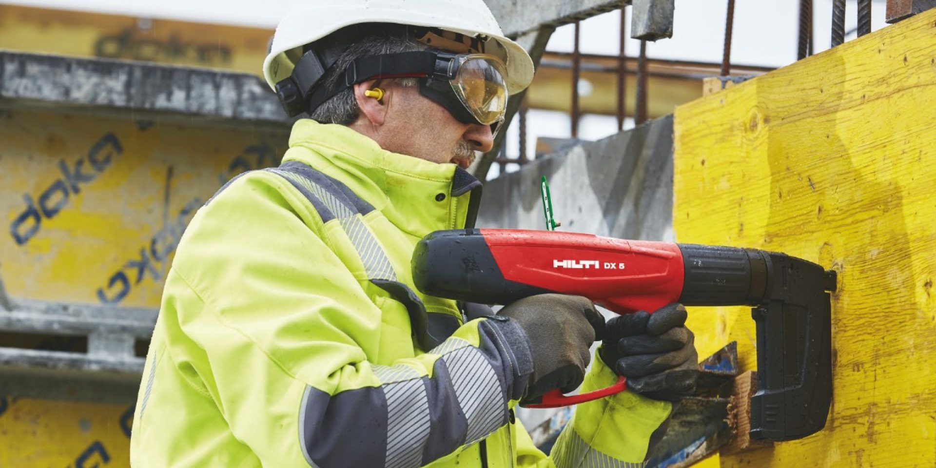 Installing and fastening formwork boards