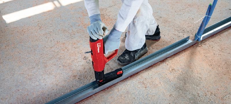 DX 6 MX powder-actuated nailer with magazine Fully automatic powder-actuated nailer with magazine for fastening collated nails Applications 1