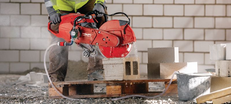 DSH 700-X Petrol cut-off saw Versatile rear-handle 70 cc petrol saw with auto-choke – cutting depth up to 125 mm Applications 1